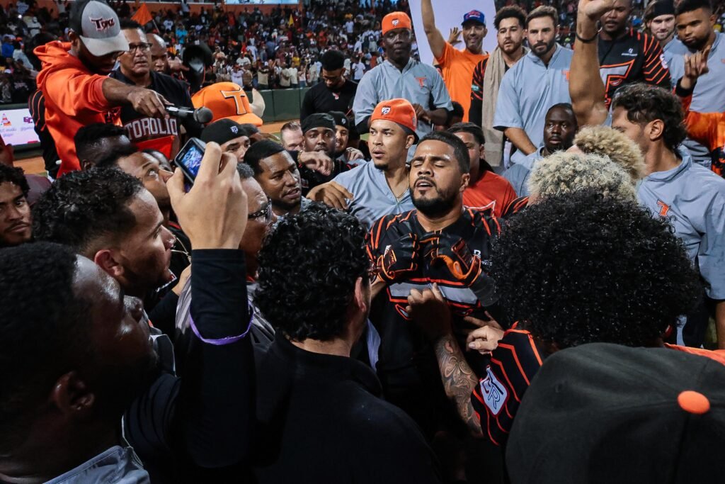 Toros ganan cerrado duelo 5-3 ante Águilas en Cibao