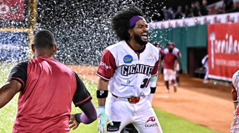 Gigantes dejan en el terreno a Toros 7-6 en 10 innings