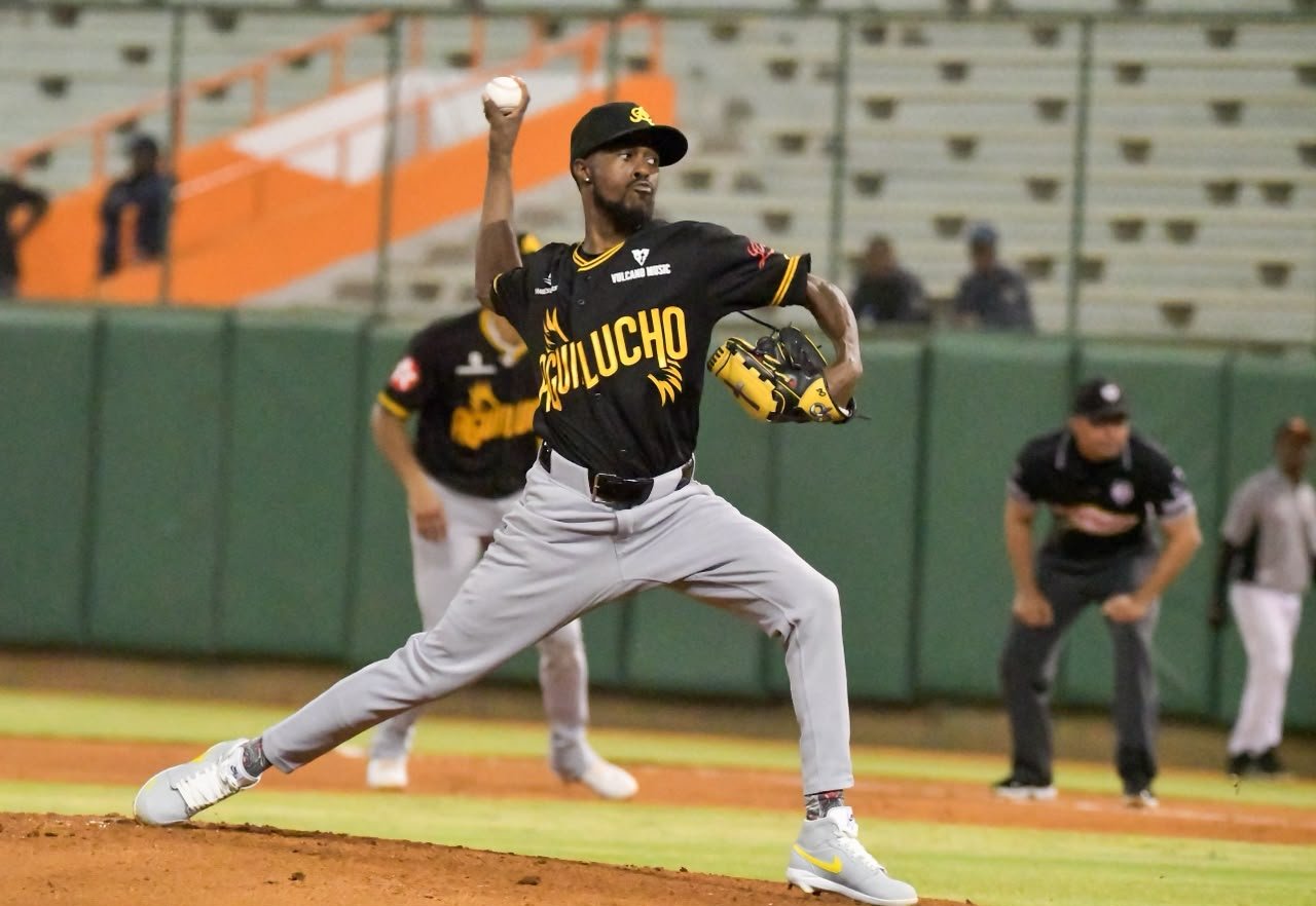 Toros blanquean 3-0 a Águilas con Grills
