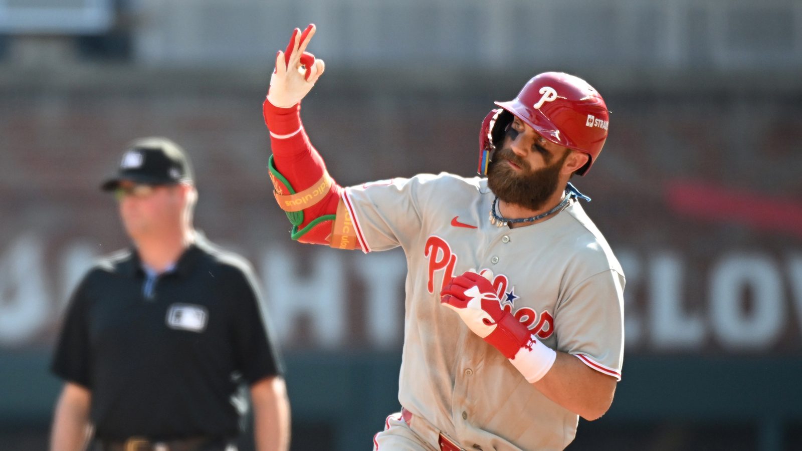 Bryce Harper salva la temporada de los Phillies con un jonrón espectacular contra los Braves tras un grave error cometido anteriormente en el partido
