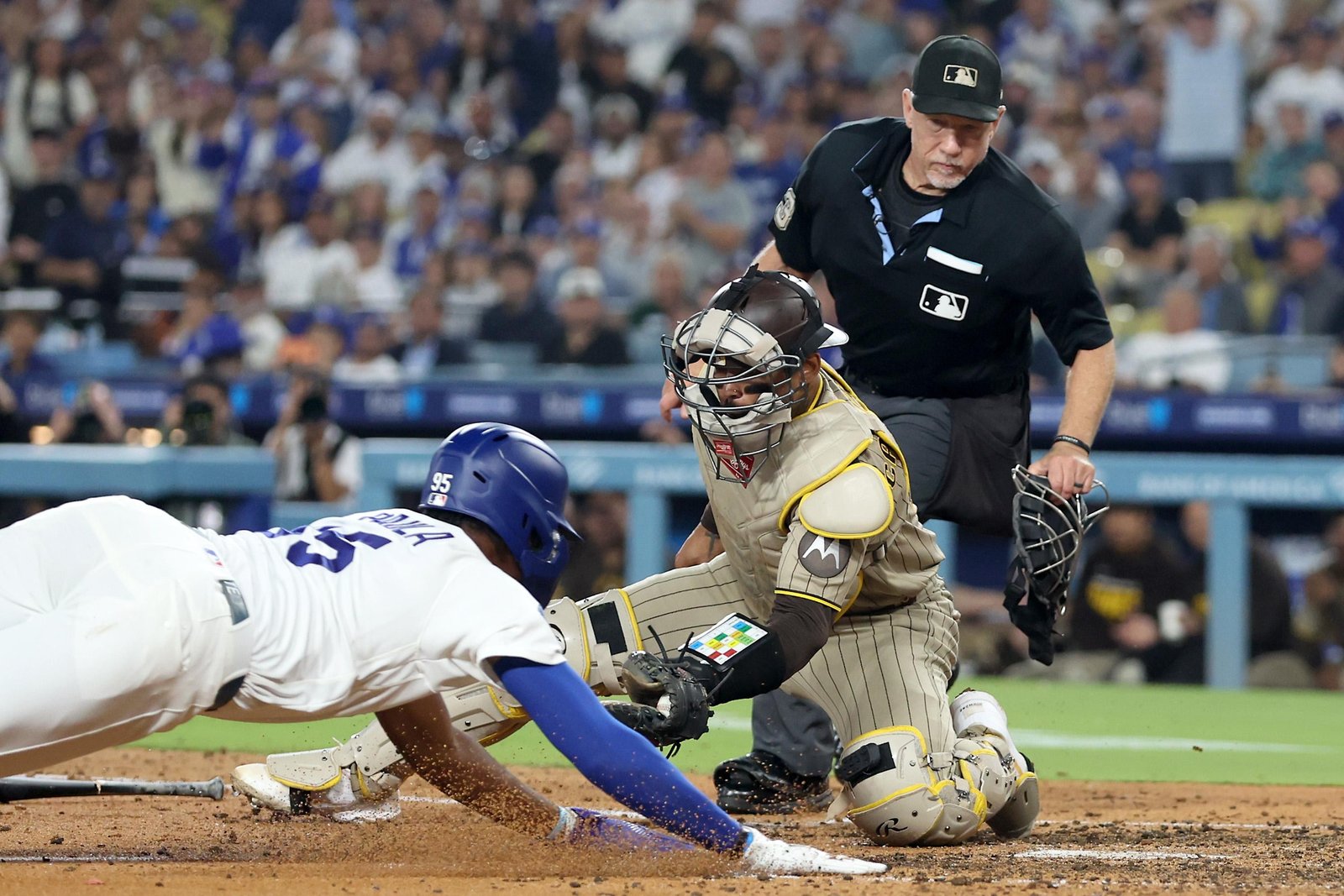 Los Padres se enfrentan a la cruda realidad tras caer por blanqueo ante los Dodgers