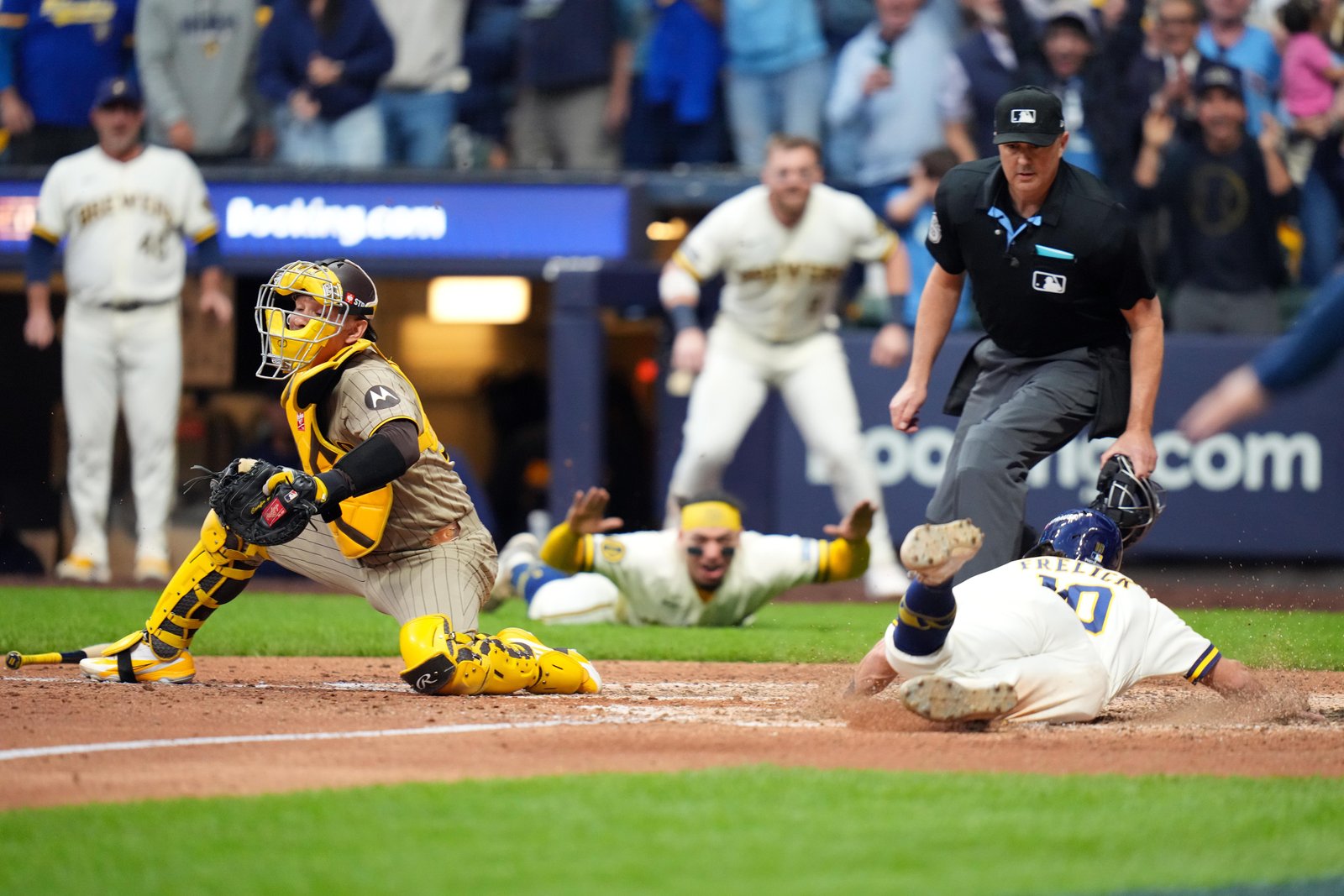 Los Padres sufren una derrota aplastante ante los Brewers y se encuentran con un 0-2 en contra