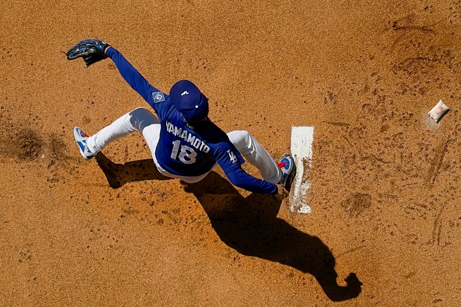 Los Dodgers apuestan por Yoshinobu Yamamoto como lanzador titular en el tercer partido de la NLDS, que se disputará fuera de casa
