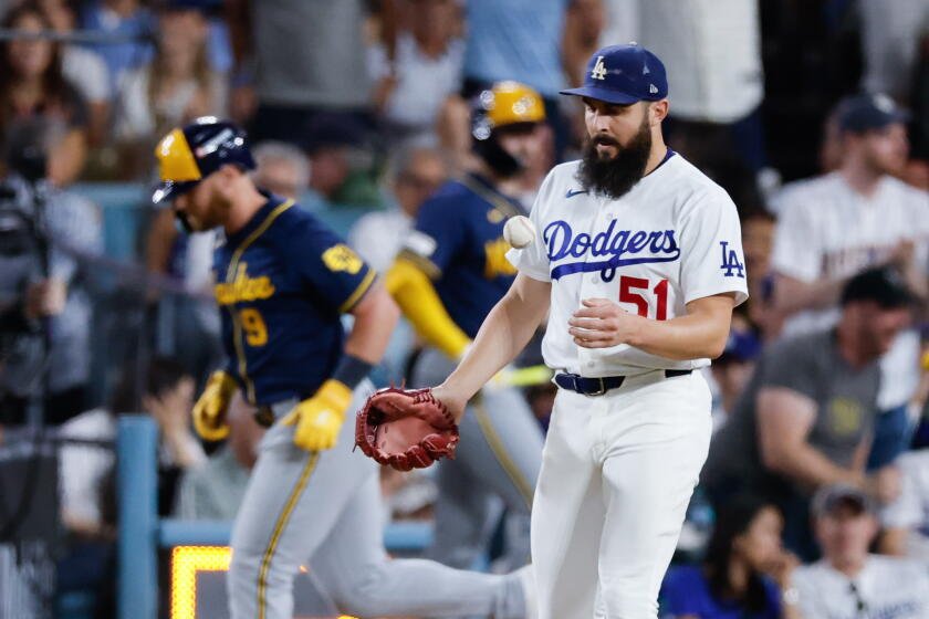 Dodgers hacen historia negativa al caer ante Cerveceros