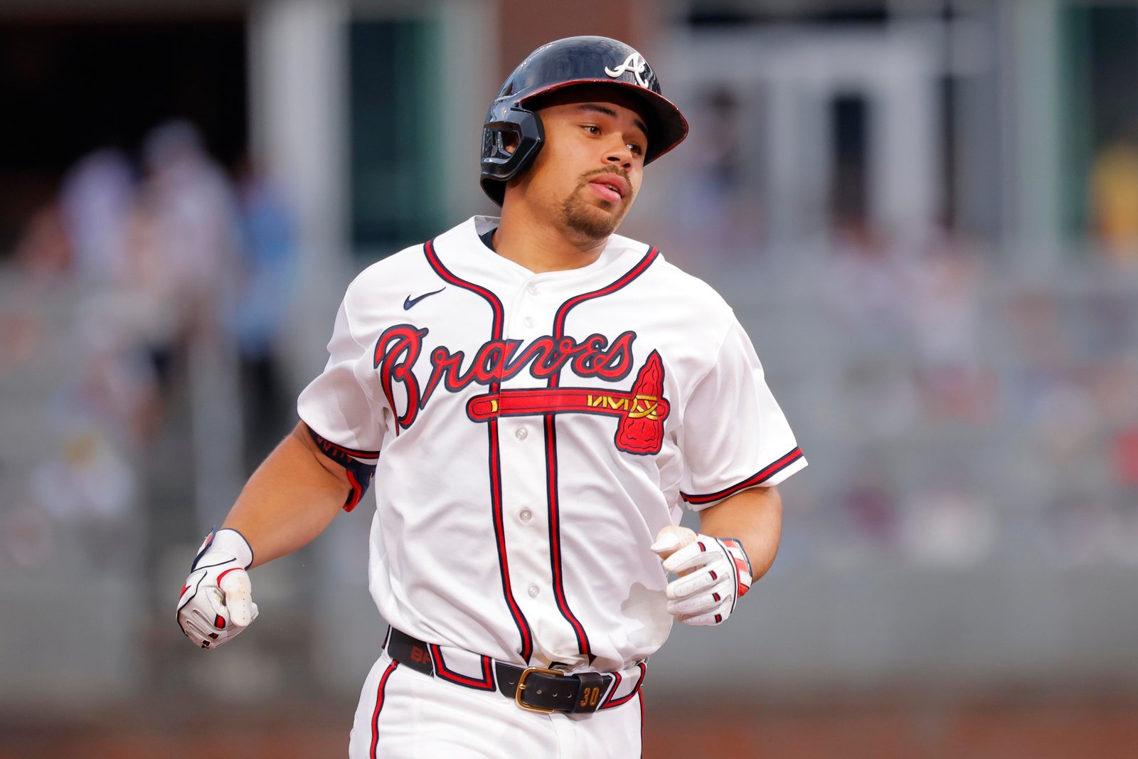 Tyler Mahle destaca, pero los Braves pierden en las entradas extras