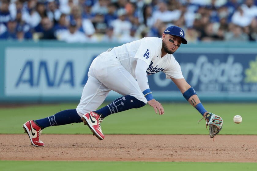 Miguel Rojas anuncia su retiro tras caer en la NLCS