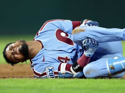 Luis Arráez sale de juego con una torcedura de tobillo