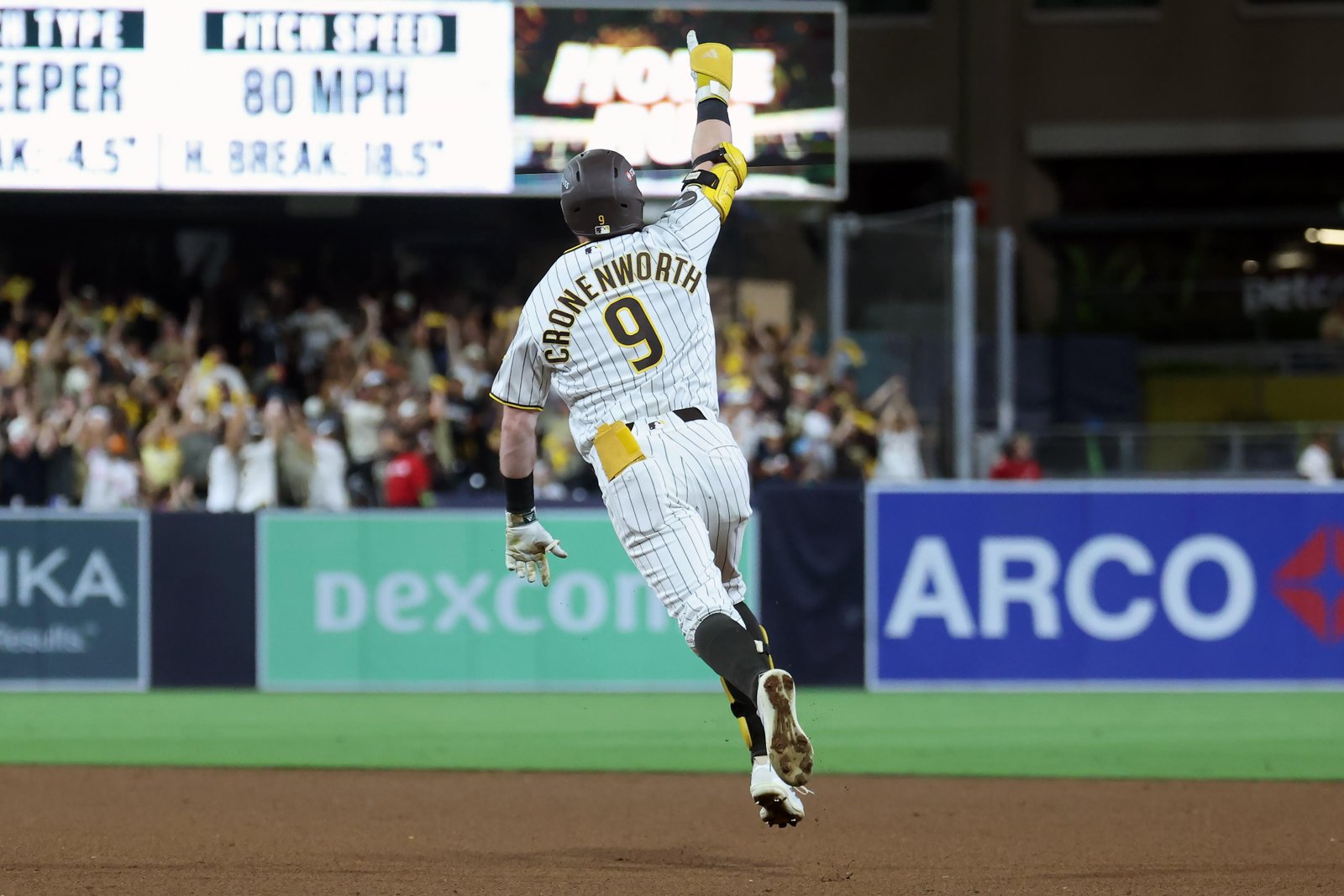 Bogaerts brilla y los Padres siguen vivos